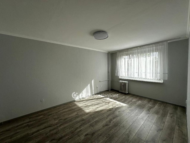 Eladó panellakás, Egerben 33 M Ft, 1+1 szobás