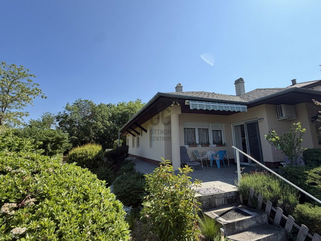 Eladó családi ház, Pécelen 128.9 M Ft, 4 szobás