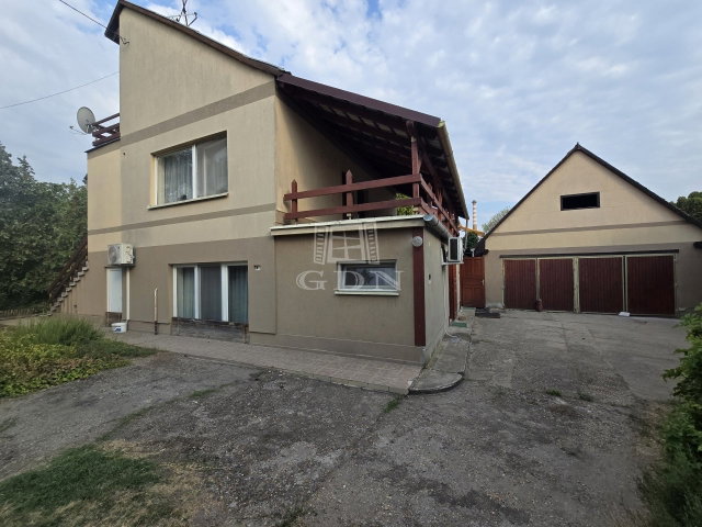 Eladó családi ház, Baján 82 M Ft, 5 szobás