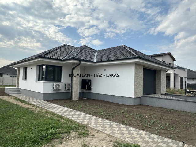 Eladó családi ház, Nagytarcsán 164.9 M Ft, 4 szobás