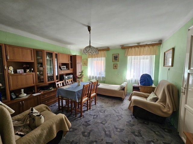 Eladó családi ház, Pápán 16.5 M Ft, 2 szobás