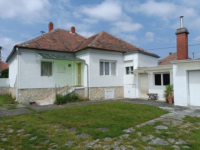 Eladó családi ház, Pápán 52 M Ft, 2+1 szobás