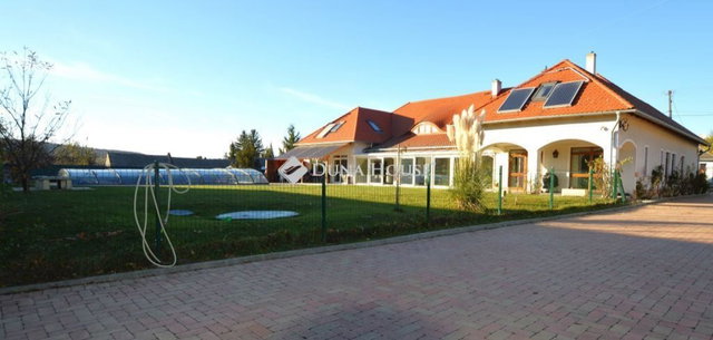 Eladó családi ház, Pénzesgyőrön 399 M Ft, 9 szobás