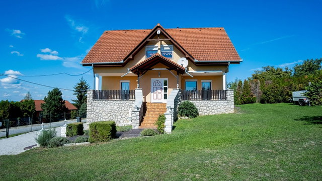 Eladó családi ház, Rezin 108.9 M Ft, 4 szobás