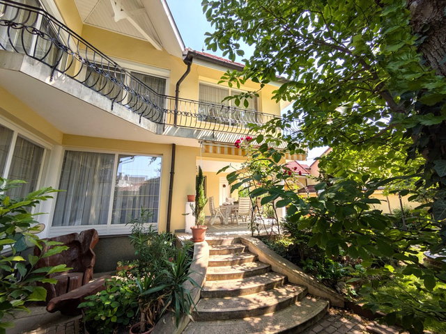 Eladó családi ház, Debrecenben 299 M Ft, 6 szobás