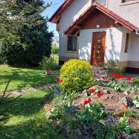 Eladó családi ház, Keszthelyen 125 M Ft, 6 szobás