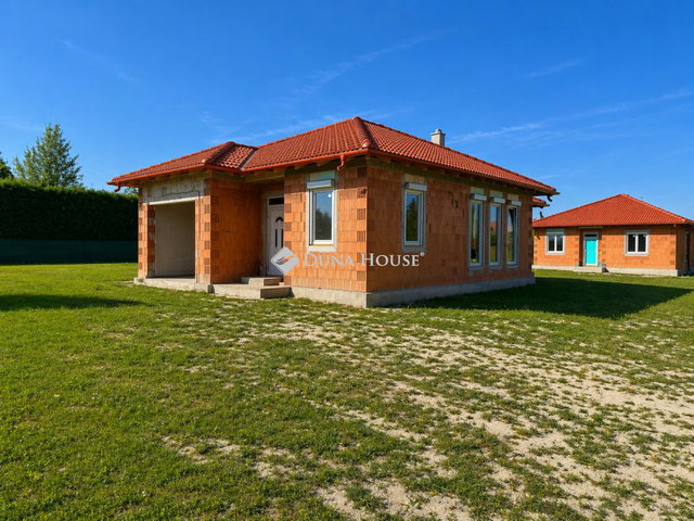 Eladó ikerház, Győrújfalun 99.8 M Ft, 4 szobás