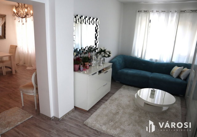 Eladó családi ház, Balatonakarattyán 100 M Ft, 2 szobás
