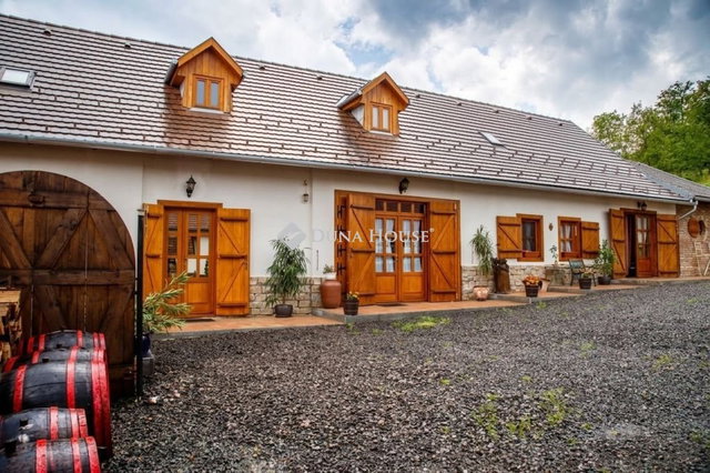 Eladó családi ház, Magyarhertelenden 234.9 M Ft, 8 szobás