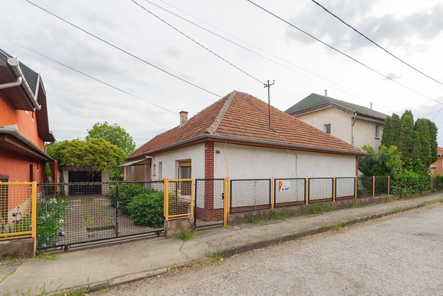 Eladó családi ház, Pécelen 89.9 M Ft, 4 szobás
