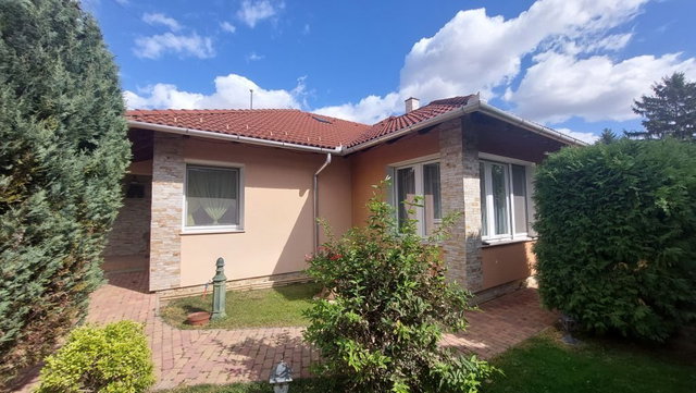 Eladó családi ház, Százhalombattán 161.9 M Ft, 5 szobás