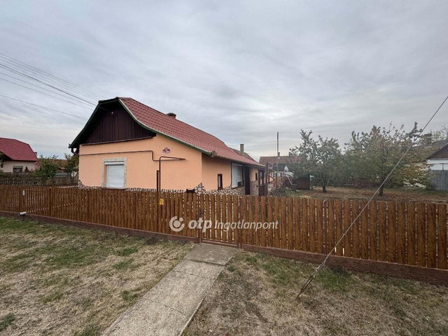 Eladó családi ház, Nádudvaron 24 M Ft, 2 szobás