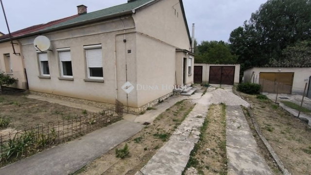 Eladó ikerház, Móron 40 M Ft, 2 szobás / költözzbe.hu