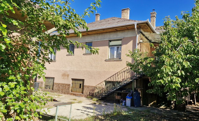 Eladó családi ház, Vecsésen, Fő úton 160 M Ft, 3 szobás