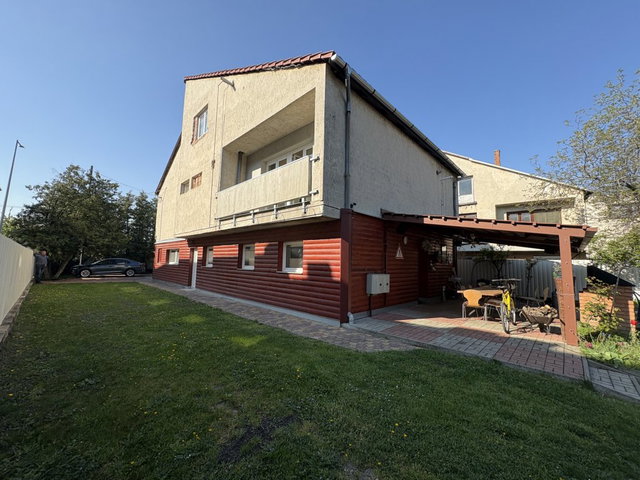 Eladó családi ház, Székesfehérvárott 160 M Ft, 10 szobás