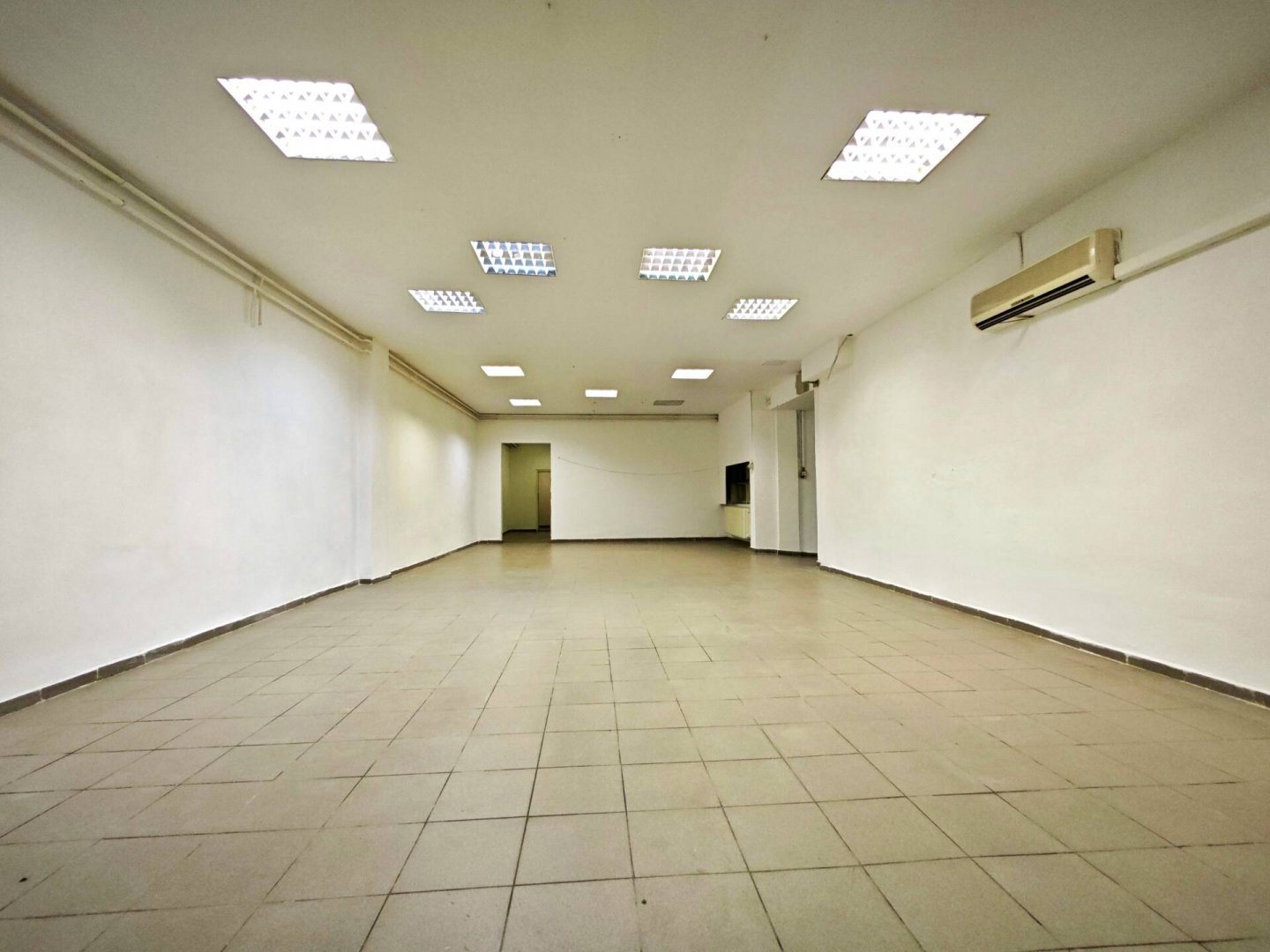 Üzlethelyiség · 63 m² · 170.100 Ft
