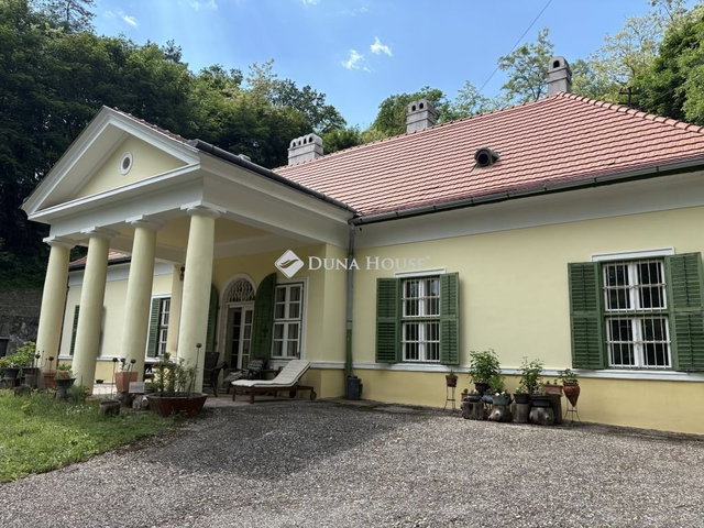 Eladó családi ház, Esztergomban 435.6 M Ft, 18 szobás