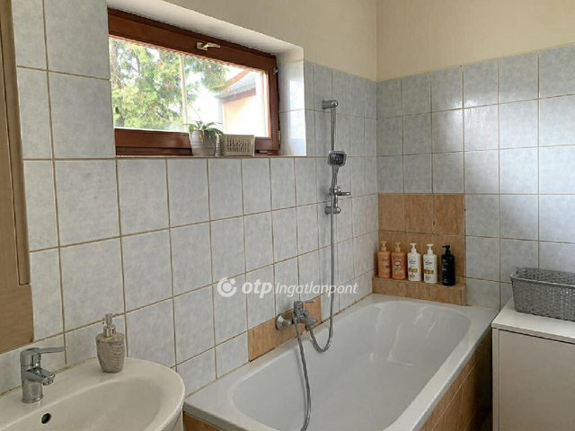 Eladó családi ház, Vecsésen 90 M Ft, 4 szobás
