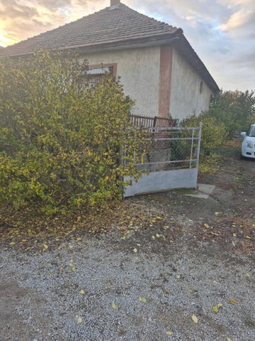 Eladó családi ház, Perén 10.5 M Ft, 2+1 szobás