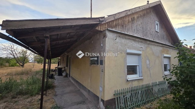 Eladó családi ház, Újszászon 15.2 M Ft, 3 szobás