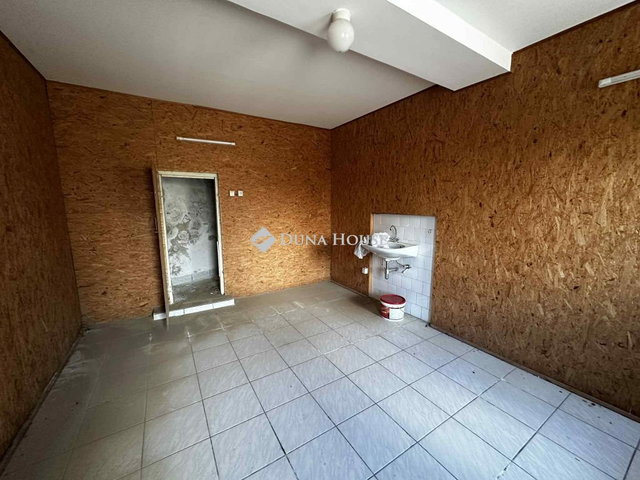 Eladó üzlethelyiség, Szakályon 17.9 M Ft, 4 szobás