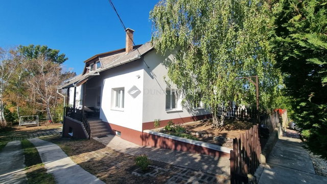 Eladó családi ház, Sóskúton 129.8 M Ft, 6 szobás