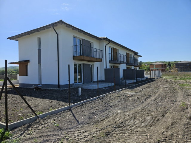 Eladó sorház, Balatonföldváron, Kőröshegyi úton 82.9 M Ft