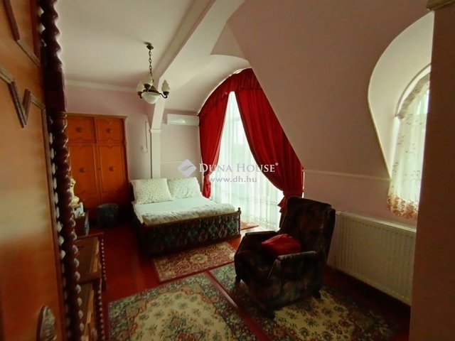 Eladó családi ház, Szegeden 92 M Ft, 5 szobás