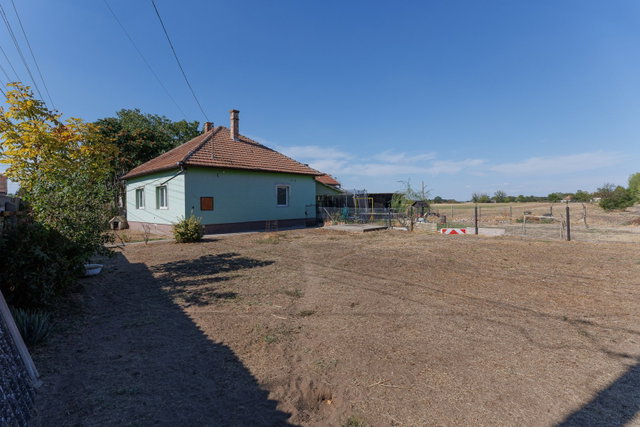 Eladó családi ház, Törtelen 31.9 M Ft, 2 szobás