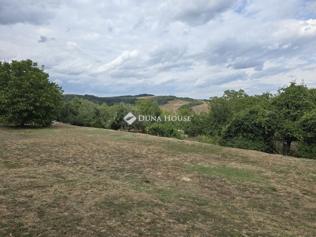 Eladó családi ház, Komlón 74.9 M Ft, 4 szobás