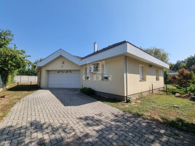 Eladó családi ház, Székesfehérvárott 165 M Ft, 5+2 szobás