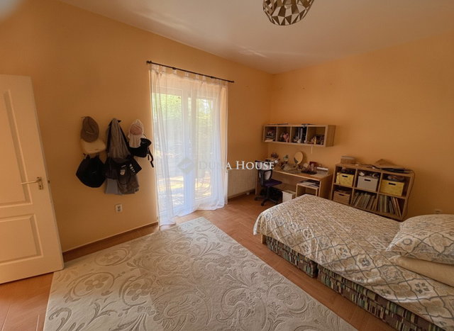 Eladó családi ház, Esztergomban 165 M Ft, 7 szobás