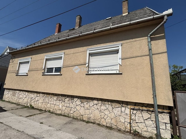 Eladó családi ház, Kecskéden 109 M Ft, 8 szobás
