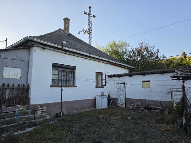 Eladó családi ház, Baracskán 49.9 M Ft, 2 szobás