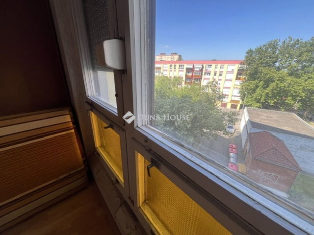 Eladó panellakás, Pécsett 38 M Ft, 2 szobás