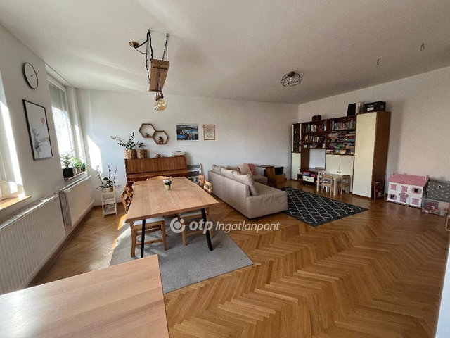 Eladó téglalakás, Pécsett 86 M Ft, 3 szobás