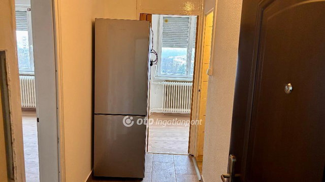 Eladó panellakás, Dunaújvárosban 33.5 M Ft, 1+1 szobás