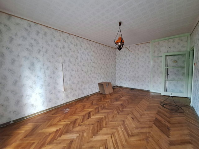 Eladó téglalakás, Komlón, Alkotmány utcában 18.5 M Ft