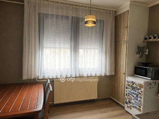Eladó panellakás, Szolnokon 32 M Ft, 1 szobás