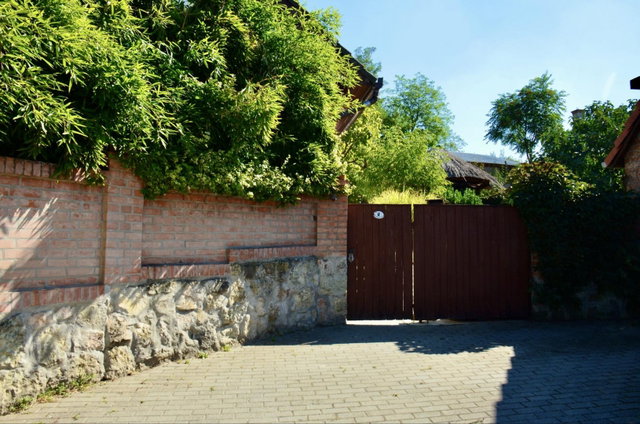 Eladó üzlethelyiség, Pócsán 99.9 M Ft, 6 szobás