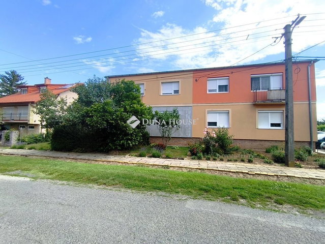 Eladó téglalakás, Dombóváron 35.5 M Ft, 2 szobás