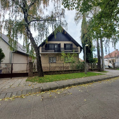 Eladó családi ház, Pécsett 124.9 M Ft, 6 szobás