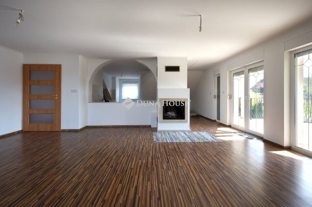 Eladó családi ház, Telkin 359 M Ft, 8 szobás