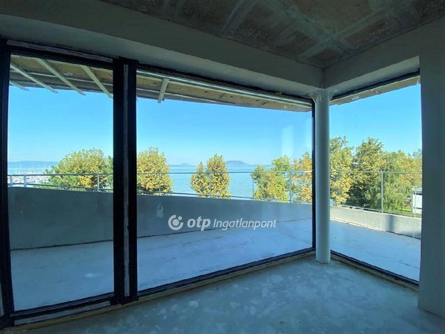 Eladó téglalakás, Balatonfenyvesen 135.05 M Ft, 2 szobás