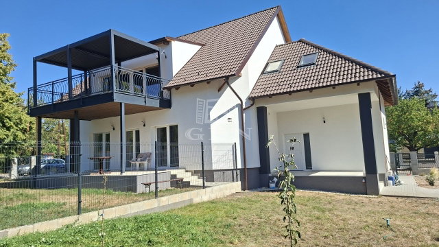Eladó téglalakás, Balatonakarattyán 140 M Ft, 4 szobás