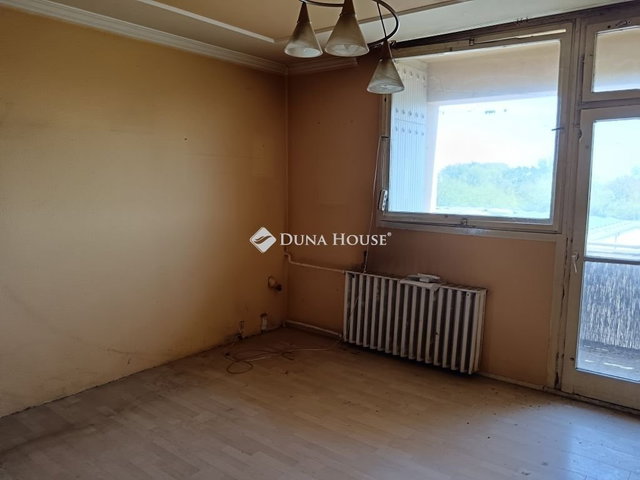 Eladó panellakás, Cegléden 39.9 M Ft, 3 szobás