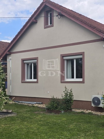 Eladó családi ház, Csényén 115.9 M Ft, 4 szobás