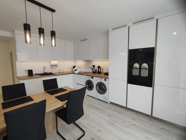 Kiadó téglalakás, albérlet, Pécsett 290 E Ft / hó, 3 szobás