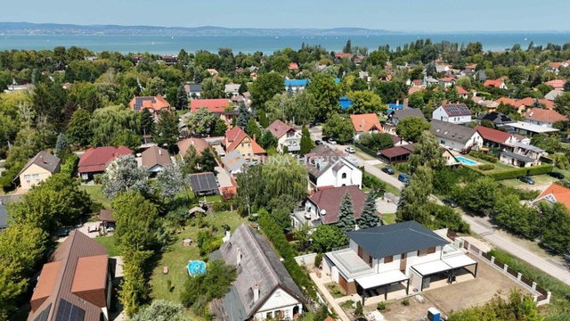 Eladó családi ház, Zamárdiban 179.9 M Ft, 8 szobás