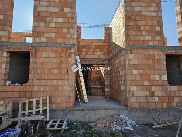 Eladó téglalakás, Mendén 79.9 M Ft, 4 szobás